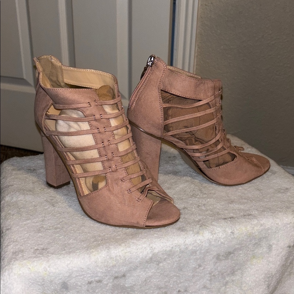 Chic Strappy Heeled Sandals in Blush